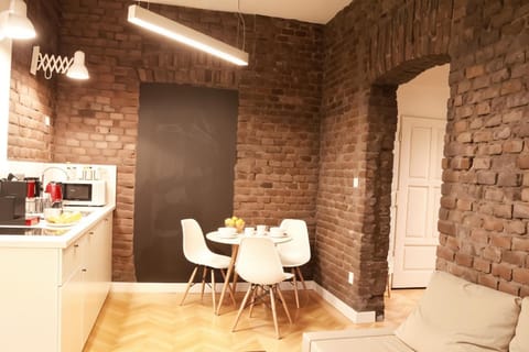 Kitchen or kitchenette, Living room, Seating area, Dining area, minibar