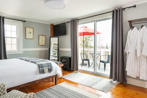 Bed, TV and multimedia, Bedroom