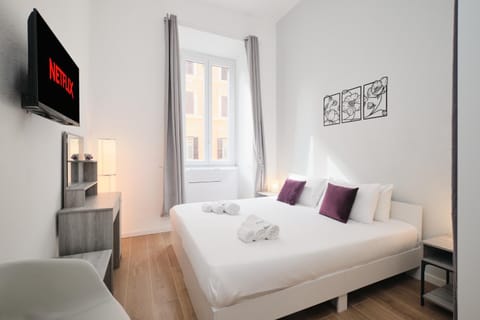 Bed, TV and multimedia, Photo of the whole room, Bedroom, towels