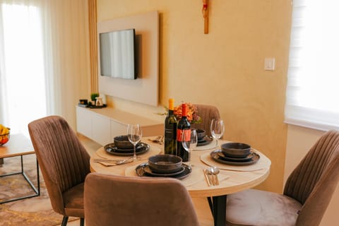 Living room, Food and drinks, Seating area, Dining area, Food