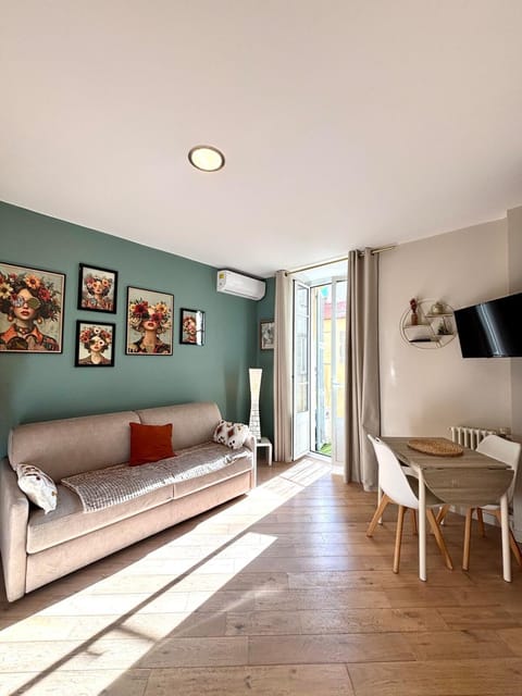 TV and multimedia, Living room, Dining area