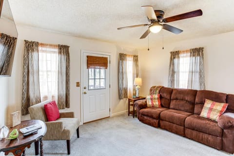 1 Mi to Lake Murray Pet-Friendly Home with Deck House in Leesville