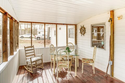 1 Mi to Lake Murray Pet-Friendly Home with Deck House in Leesville