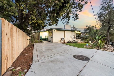 Entire Private Home with 4 Bedrooms 2 Bathrooms, Spacious, Lux King Bed, Ranch Style, Prime Area, Available Now House in La Mesa