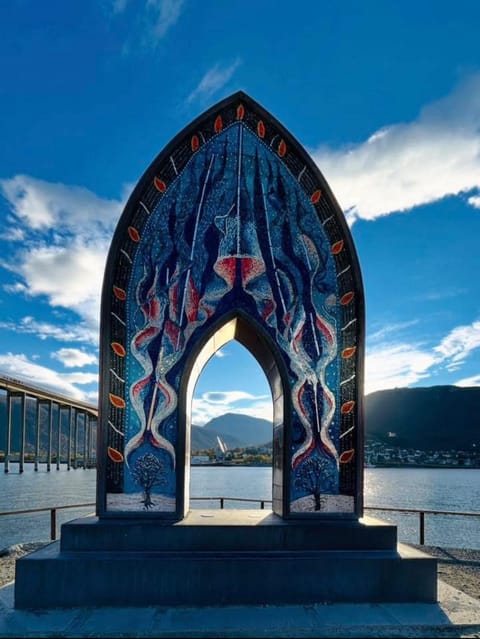 Nearby landmark, Day