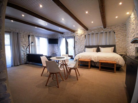 Bed, TV and multimedia, Living room, Dining area