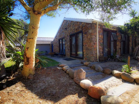 Property building, Day, Garden, Garden view