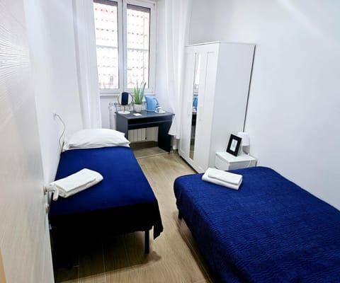 Bed, Bedroom, towels