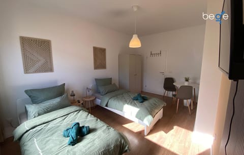 Bed, TV and multimedia, Photo of the whole room