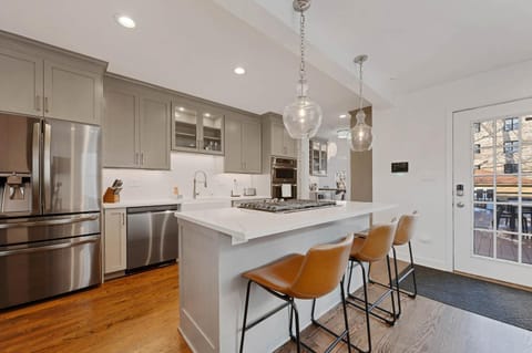 Charming Oak Park 4BD 3,5BA and 2 Private Parking home House in Oak Park