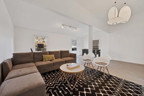 Charming Oak Park 4BD 3,5BA and 2 Private Parking home House in Oak Park