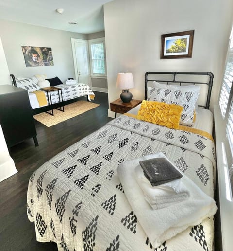 Walk Downtown & River Stylish Cozy Stay w Huge Porch House in Saint Charles