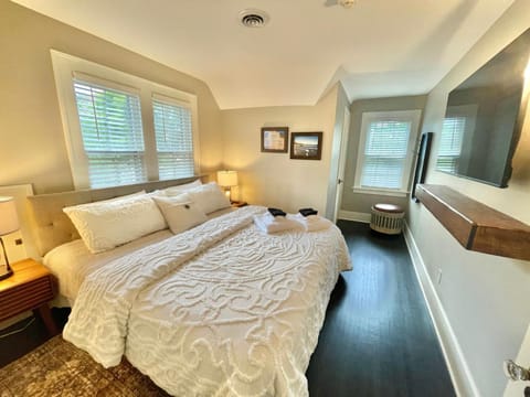 Walk Downtown & River Stylish Cozy Stay w Huge Porch House in Saint Charles