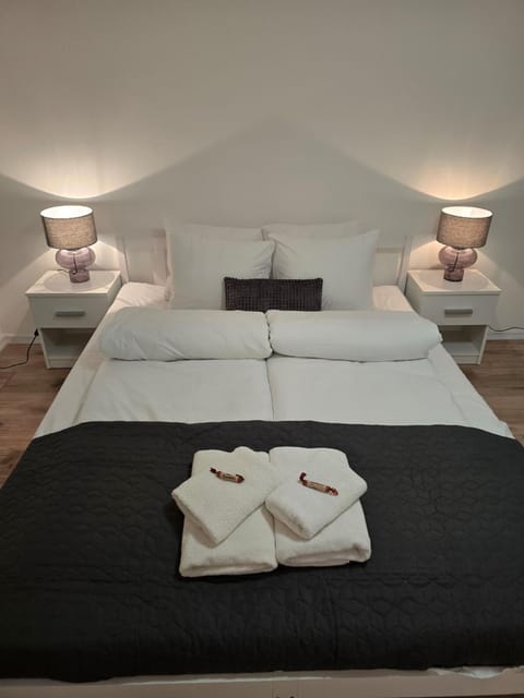 Bed, Bedroom, towels