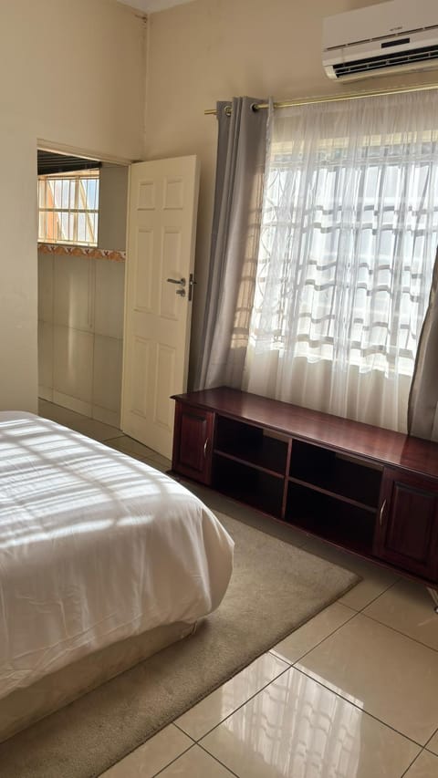 Bed, Photo of the whole room, Bedroom, air conditioner