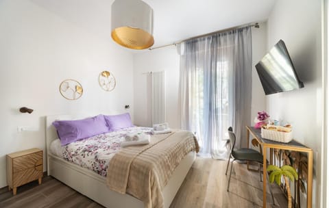 Bed, TV and multimedia, Photo of the whole room, Bedroom, towels