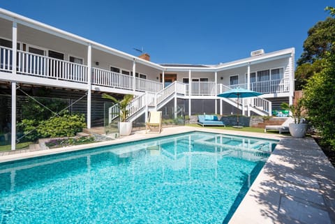 Property building, Balcony/Terrace, Pool view, Swimming pool, Swimming pool, sunbed