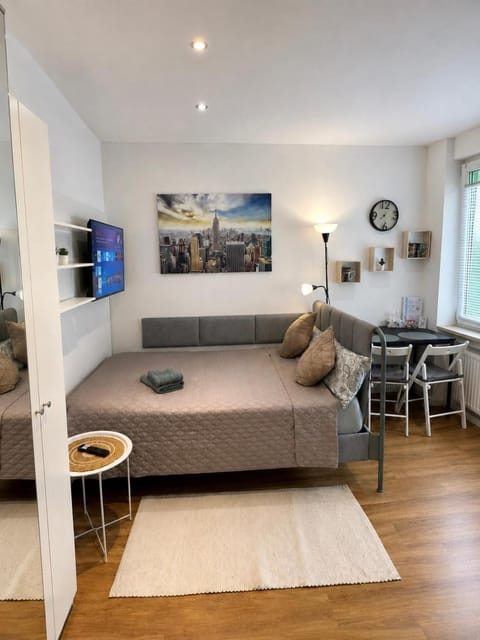 Bed, TV and multimedia, Photo of the whole room