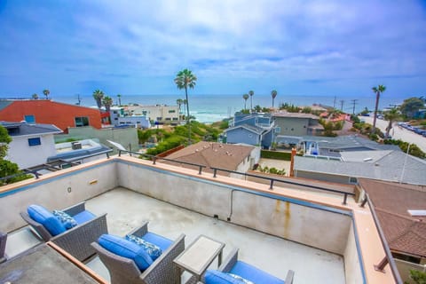 Rooftop patio ocean views surf break steps away House in Pacific Beach