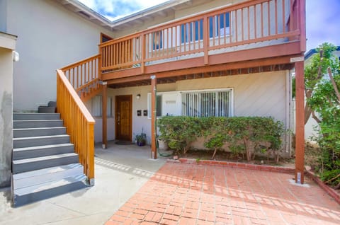 Rooftop patio ocean views surf break steps away House in Pacific Beach