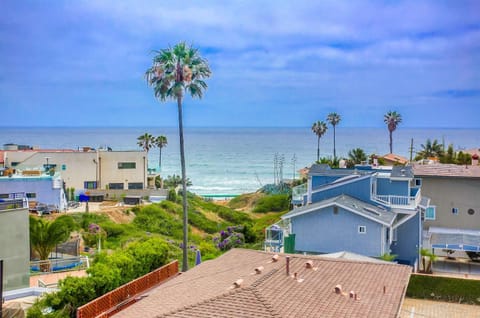 Rooftop patio ocean views surf break steps away House in Pacific Beach