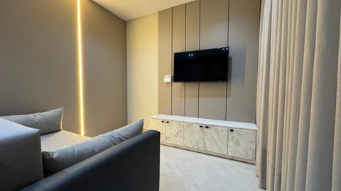 Communal lounge/ TV room, TV and multimedia, Living room, Seating area, Evening entertainment