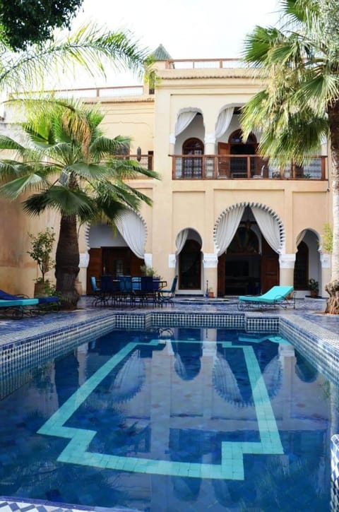 Property building, Patio, Day, Pool view, Swimming pool, sunbed