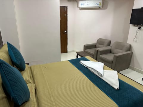 Bed, TV and multimedia, Living room, Photo of the whole room, Seating area, Bedroom, air conditioner