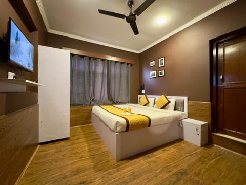 Communal lounge/ TV room, Bed, TV and multimedia, Living room, Photo of the whole room, Evening entertainment, Bedroom, fireplace