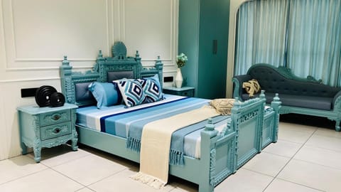 Bed, Living room, Photo of the whole room, Seating area, Bedroom