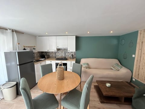 Coffee/tea facilities, Kitchen or kitchenette, Living room, Dining area, dishwasher, oven, stove