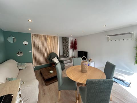 TV and multimedia, Living room, Dining area