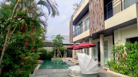 Property building, Garden, Pool view, Swimming pool, Inner courtyard view, sunbed