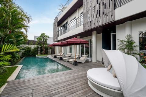 Property building, Garden, Balcony/Terrace, Garden view, Pool view, Swimming pool, Inner courtyard view, sunbed