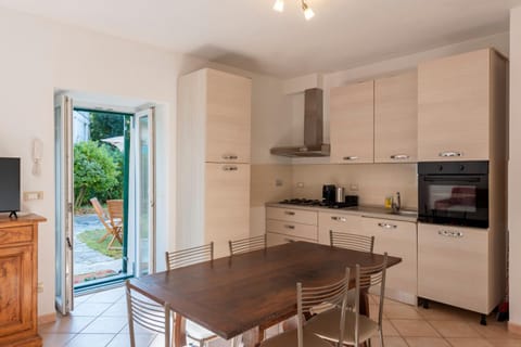 TV and multimedia, Kitchen or kitchenette, Dining area, Garden view, oven, stove