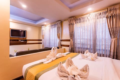 Bed, TV and multimedia, Photo of the whole room, Seating area, Bedroom