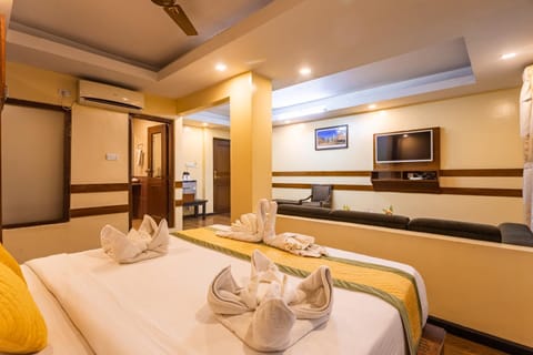 Bed, TV and multimedia, Photo of the whole room, Seating area, Bedroom