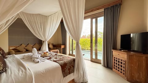 Bed, TV and multimedia, Photo of the whole room, Bedroom
