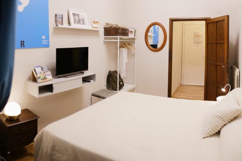 Bed, TV and multimedia, Photo of the whole room, Bedroom