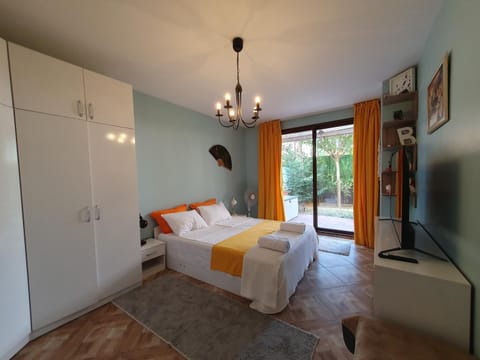 Bed, TV and multimedia, Bedroom, internet, towels, wardrobe