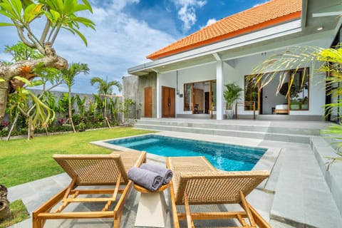 Property building, Patio, Day, Balcony/Terrace, Garden view, Pool view, Swimming pool, sunbed