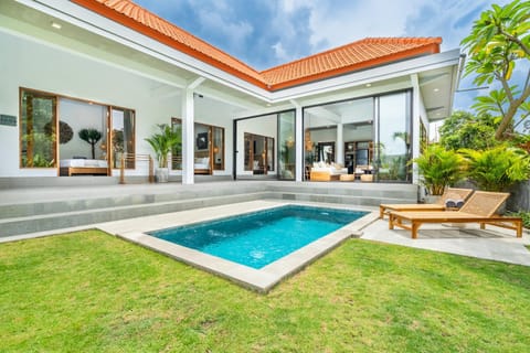 Property building, Patio, Day, Pool view, Swimming pool, Swimming pool, sunbed