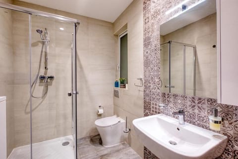 2BR Apt Sliema Retreat, Parking & Near the Sea Apartment in Sliema