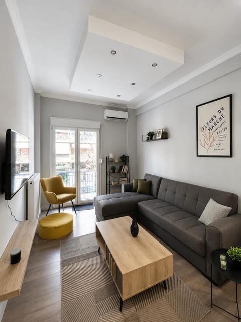 TV and multimedia, Living room, Seating area, Evening entertainment, air conditioner