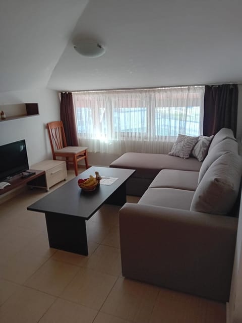Communal lounge/ TV room, TV and multimedia, Living room, Seating area