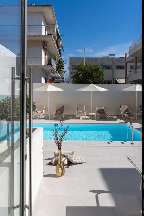 Patio, Swimming pool, sunbed