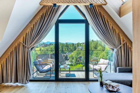 View (from property/room), Balcony/Terrace, Living room, Seating area, Mountain view