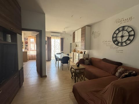 TV and multimedia, Kitchen or kitchenette, Living room, Seating area, Dining area