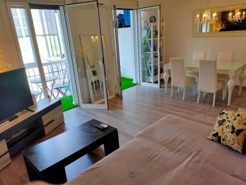 TV and multimedia, Living room, Photo of the whole room, Seating area, Dining area