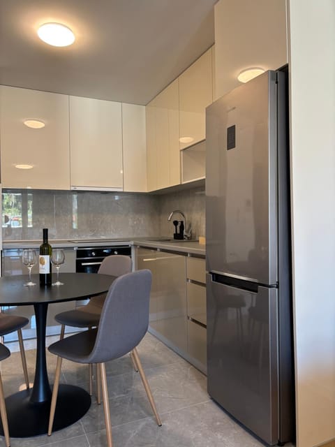 Kitchen or kitchenette, Dining area, dishwasher, oven, stove